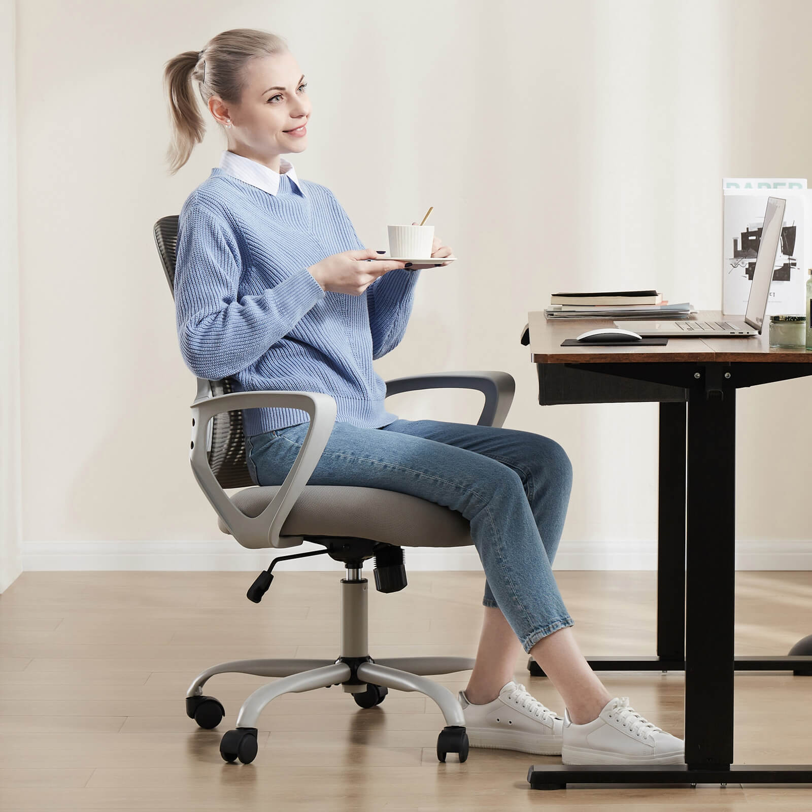 Office chair, ergonomic, adjustable height, with lumbar support and armrests, suitable for home, office.